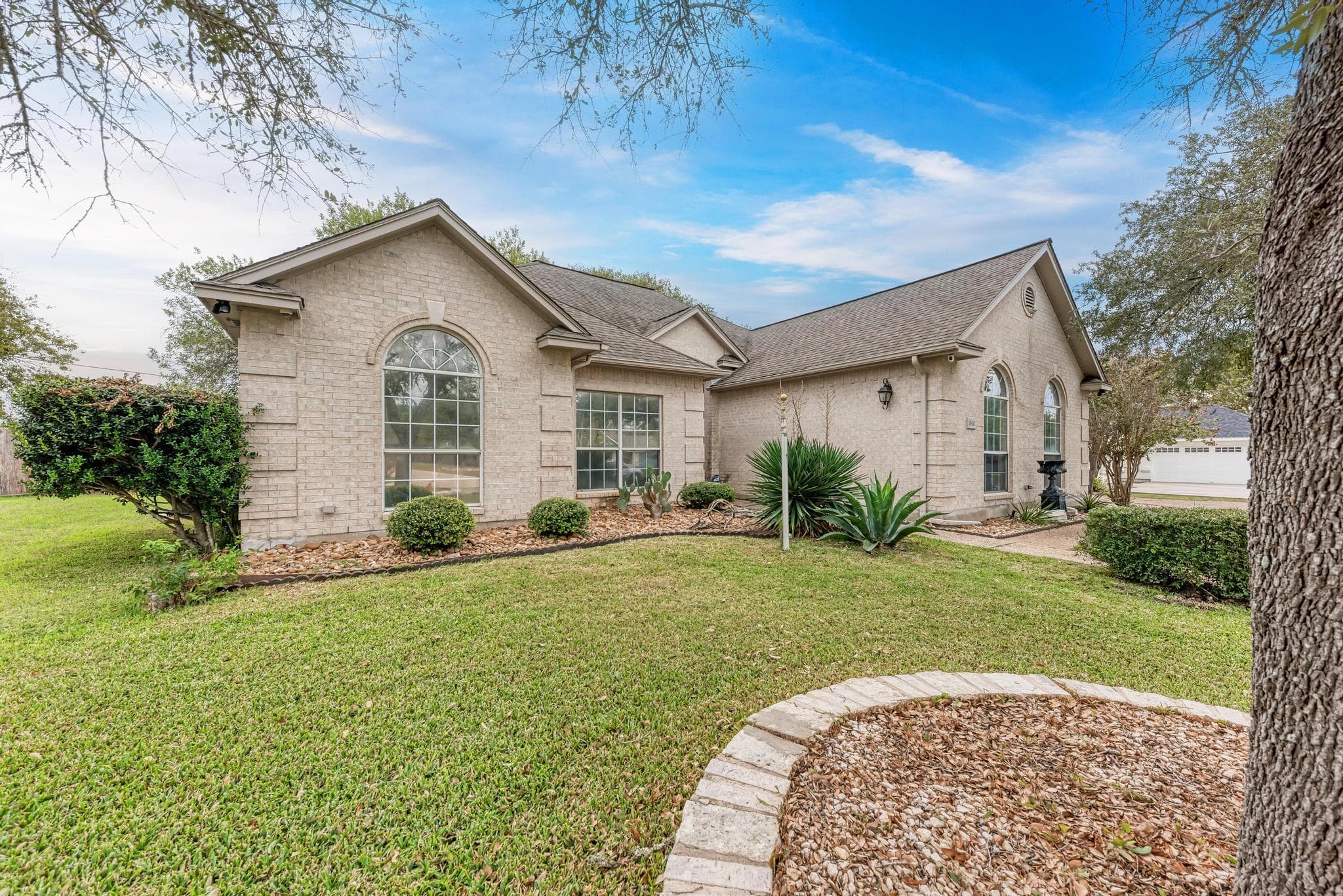 1610 Meadow LN