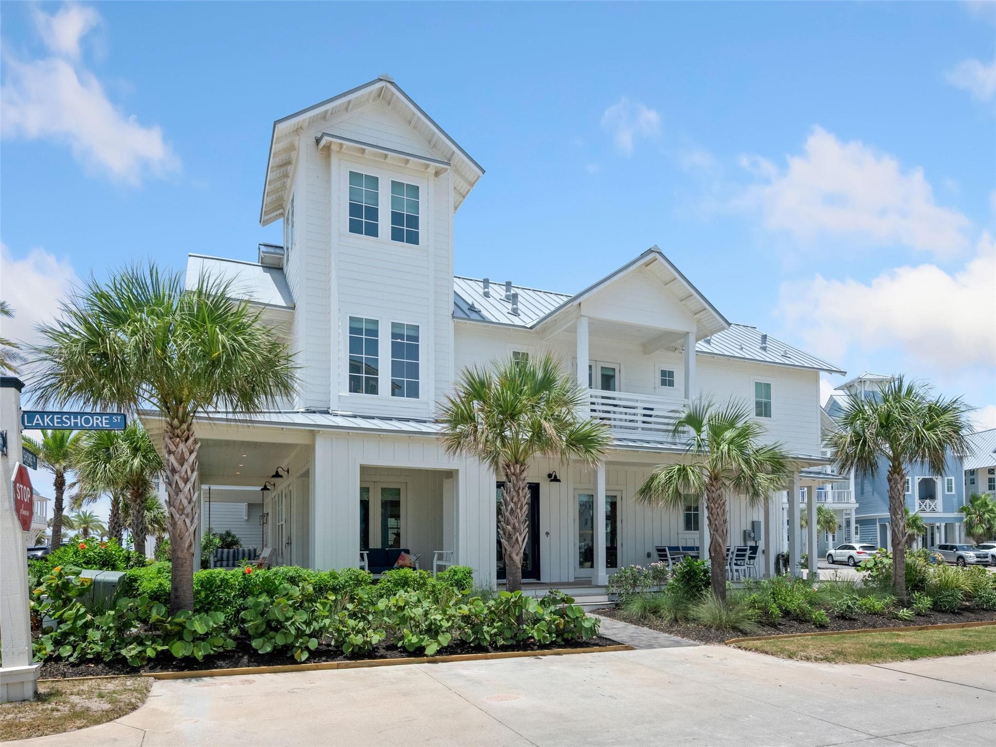 580 Shore DR